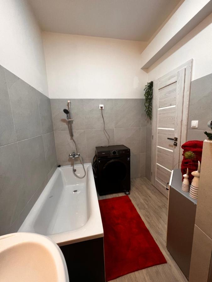 Apartmany V Centre - Vlastna Izba So Spolocnou Kuchynou A Kupelnou Moze Byt Zdielana 2 Inymi Izbami มาร์ติน ภายนอก รูปภาพ