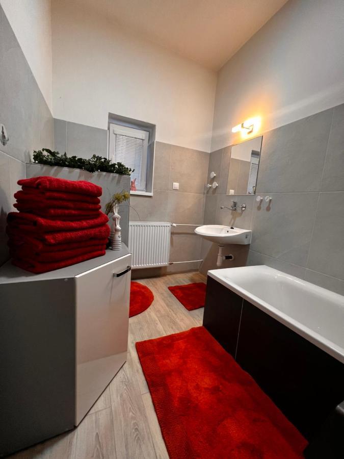 Apartmany V Centre - Vlastna Izba So Spolocnou Kuchynou A Kupelnou Moze Byt Zdielana 2 Inymi Izbami มาร์ติน ภายนอก รูปภาพ